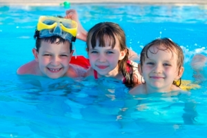 Three_kids_swimming